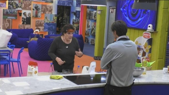 La De Blanck ipotizza una storia tra Guenda e Massimiliano: “Tu le piaci!!” | Video Mediaset De Blanck - Morra