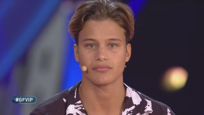 L’ingresso di Denis Dosio in studio al Grande Fratello Vip 2020 dopo la squalifica | Video Mediaset Dosio in studio