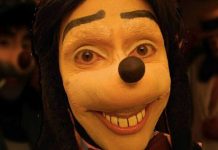 Chi è Jonathan Galindo, l’orrore che terrorizza i bambini e li spinge a suicidarsi. Ce lo spiega striscia | Video Mediaset chi è Jonathan Galindo