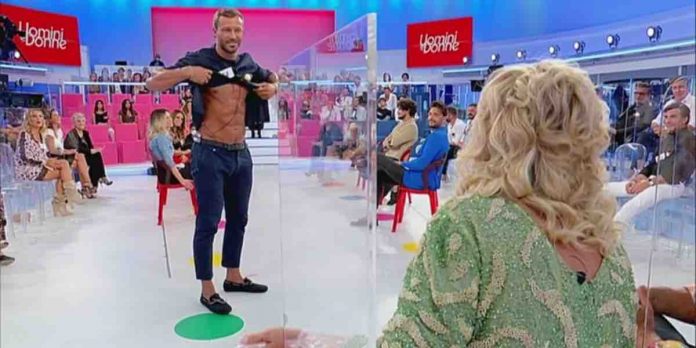 Uomini e donne, la puntata del 22 ottobre 2020 in diretta | Video Witty Tv Michele a Uomini e Donne mostra le sue qualità