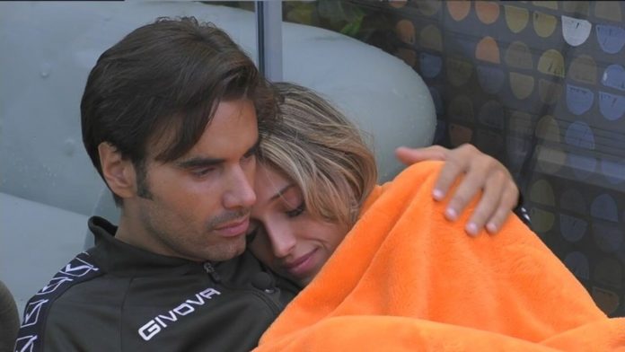 Massimiliano Morra e Guenda Goria: coccole in veranda al Grande Fratello Vip 2020 | Video Mediaset Massimiliano e Guenda