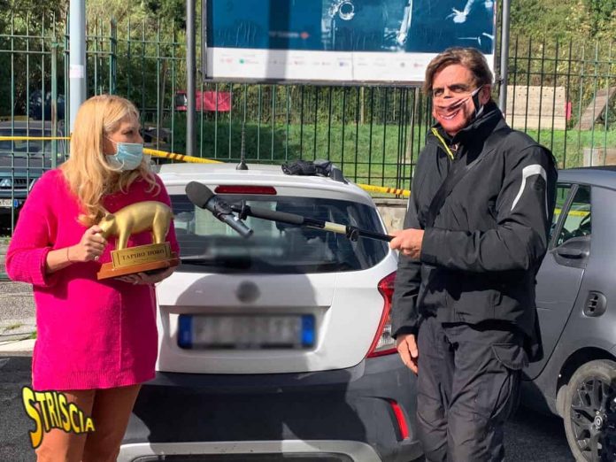 Striscia la Notizia, tapiro d’oro a Eleonora Daniele: la consegna | Video Mediaset Striscia la notizia
