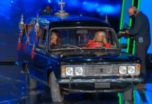 Tu si que vales, Maria De Filippi guida il carro funebre con Rudy Zerbi morto | Video Witty Tv Tu si que vales Maria guida carro funebre