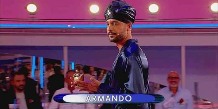 Armando come Aladino a Uomini e Donne: la sfilata del cavaliere conquista tutte | Video Witty Tv Armando come Aladino a Uomini e Donne