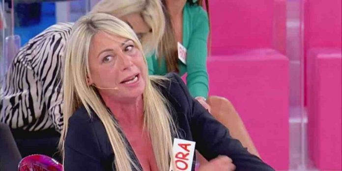 Aurora contro Valentina a Uomini e Donne: “non sto qui per pomiciare” | Video Witty Tv Aurora a Uomini e Donne