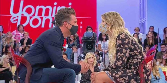 Uomini e Donne, Daniela divisa fra Saul e Riccardo R.: “ho baciato entrambi” | Video Witty Tv Daniela e Simone a Uomini e Donne