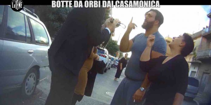 Le Iene, Di Sarno aggredito dai Casamonica: cosa è successo? | Video Mediaset Alessandro Di Sarno de Le Iene aggredito dai Casamonica