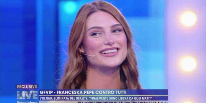 Franceska Pepe vs Vittorio Sgarbi a Live non è la d’urso: “nessun bacio, ma lui…” | Video Mediaset Franceska Pepe a Live non è la D'Urso