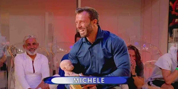 Uomini e Donne, Michele: “Roberta e Riccardo sono una minestra riscaldata” | Video Witty Tv Michele, la sfilata a Uomini e Donne