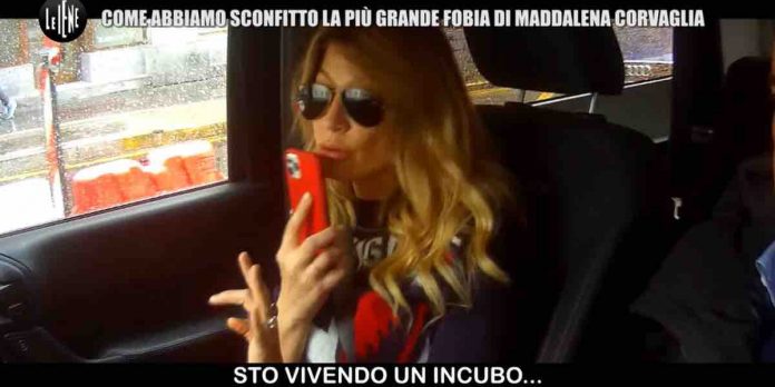 Scherzo Maddalena Corvaglia a Le Iene: paura e scarafaggi | Video Mediaset Scherzo Maddalena Corvaglia a Le Iene