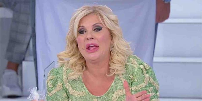 Uomini e Donne, volano stracci fra Tina e Gemma: cosa è successo? | Video Witty Tv Tina Cipollari a Uomini e Donne