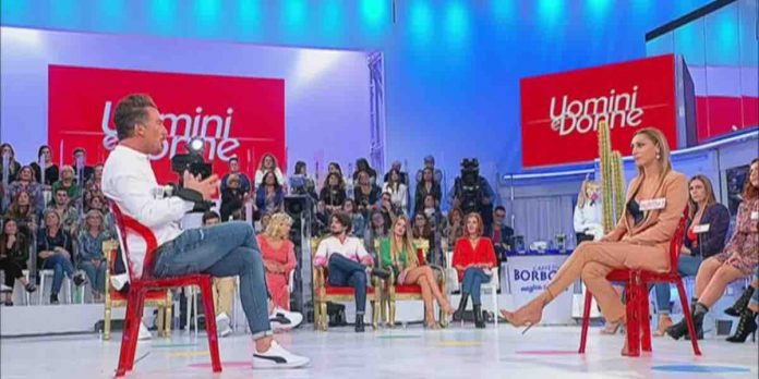 Uomini e Donne, Valentina e Simone: 7 uscite e solo baci? I dubbi… | Video Witty Tv Valentina e Simone a Uomini e Donne