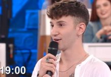 Amici 20, Andrea a Maria De Filippi: “Per la prima volta ti ho vista in un Cinepanettone” | Video Witty Tv Amici 20 Andrea