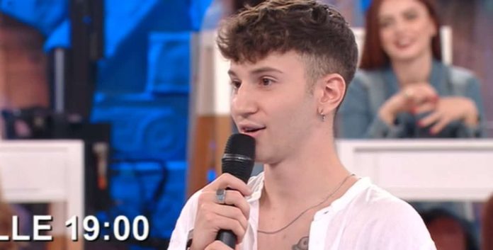 Amici 20, Andrea a Maria De Filippi: “Per la prima volta ti ho vista in un Cinepanettone” | Video Witty Tv Amici 20 Andrea