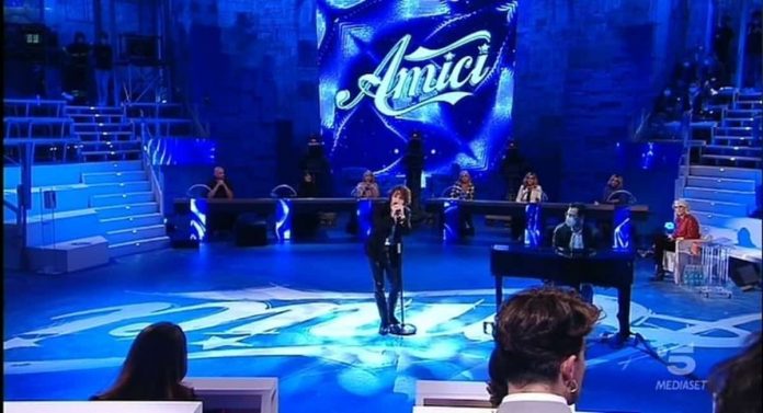 Amici 20, Irama canta Un giorno in più e ripercorre il passato nella scuola | Video Witty Tv Amici 20 Irama