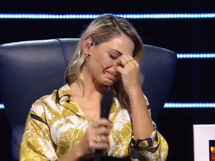 Anna Tatangelo si commuove e piange ad All Together Now | Video Mediaset Anna Tatangelo si commuove