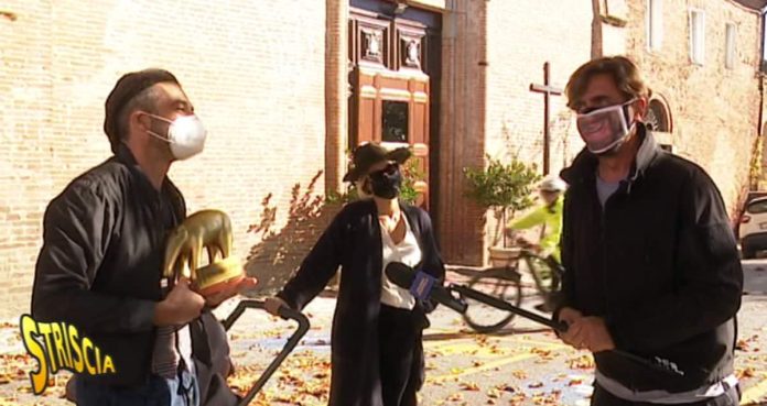 Tapiro d’oro a Luca Argentero da Striscia la Notizia | Video Mediaset Tapiro ad Argentero