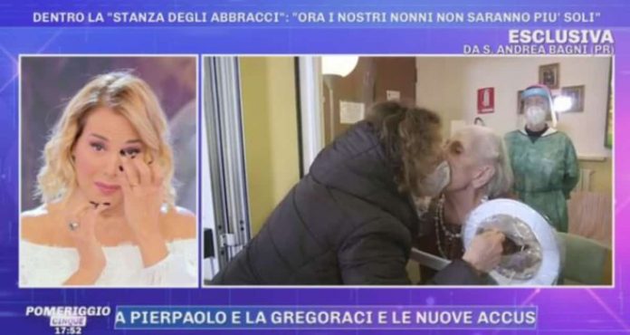 Barbara d’Urso in lacrime a Pomeriggio 5: tutta colpa della stanza degli abbracci | Video Mediaset Barbara d'Urso in lacrime