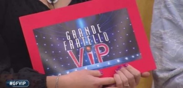 Apertura della Busta Rossa al Grande Fratello Vip, il programma si allunga di due mesi, finendo a Febbraio | Video Mediaset Busta rossa