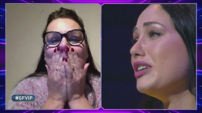 La videochiamata della famiglia di Rosalinda Cannavò al Grande Fratello Vip | Video Mediaset Videochiamata Rosalinda