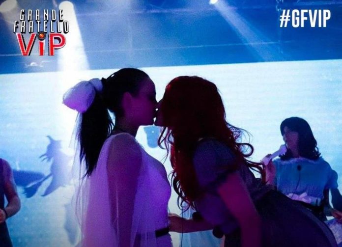 Il bacio di Dayane Mello e Rosalinda Cannavò al Grande Fratello Vip, durante la festa di Halloween | Video Mediaset Dayane e Rosalinda- adua