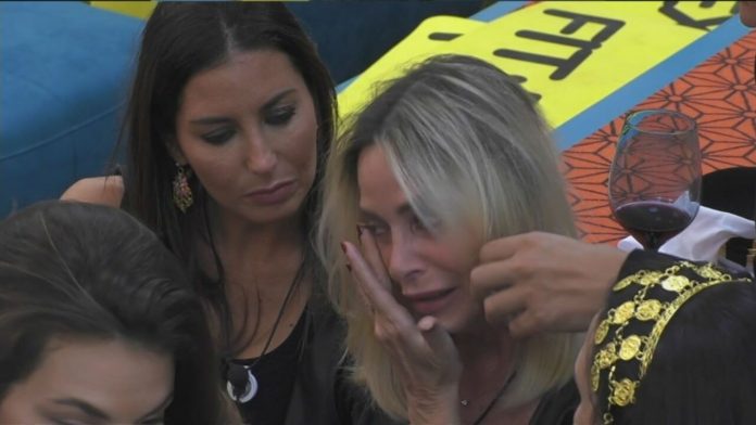 Stefania Orlando in lacrime al Grande Fratello Vip, Elisabetta Gregoraci la consola | Video Mediaset Elisabetta e Stefania