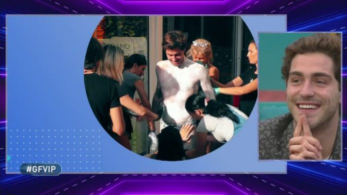 L’ingessatura di Tommaso Zorzi al Grande Fratello Vip, con le mani birichine di alcune vip che hanno indugiato sulle sue parti intime | Video Mediaset Ingessatura Zorzi