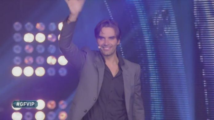 Massimiliano Morra in studio dopo l’eliminazione al Grande Fratello Vip | Video Mediaset Morra in studio