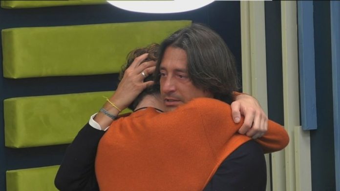 La lettera di Tommaso Zorzi a Francesco Oppini, la risposta di quest’ultimo e il loro abbraccio finale al Grande Fratello Vip | Video Mediaset Oppini Zorzi abbraccio