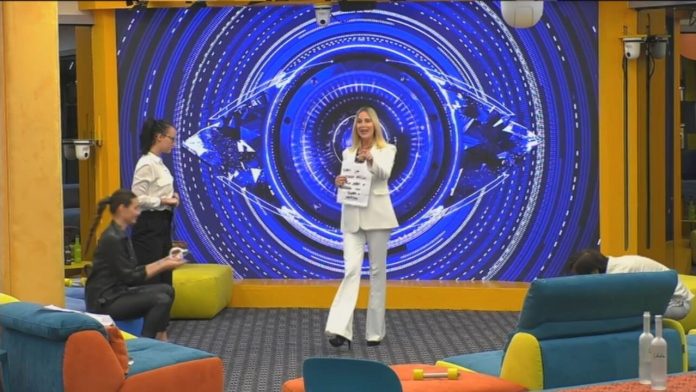 La Televendita improbabile di Stefania Orlando al Grande Fratello Vip: “Le pattine per animali domestici” | Video Mediaset televendita orlando