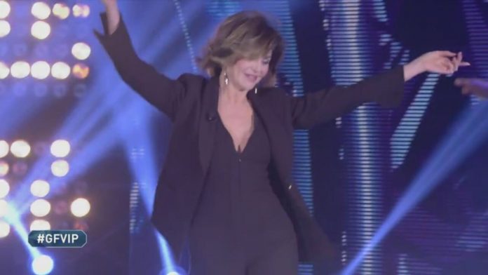 Alba Parietti a Verissimo: “Non ho mai portato mia mamma a Parigi” | Video Mediaset Alba Parietti a Verissimo