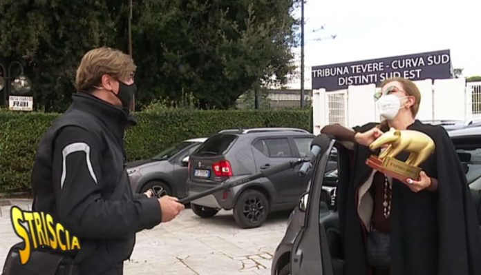 Striscia la Notizia, tapiro d’oro a Milly Carlucci: la consegna | Video Mediaset Striscia la Notizia