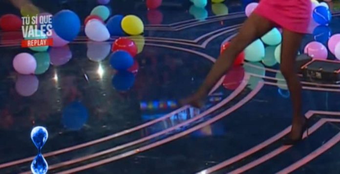 Tu si que vales, gli Akka Band cantano gli Abba, Belen Rodriguez lancia una scarpa fra il pubblico | Video Witty Tv Tu si que vales Belen Rodriguez