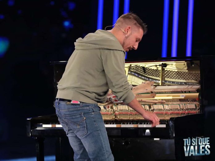 Tu si que vales, Cristiano Pierangeli suona il piano senza tasti e vola in Finale | Video Witty Tv Tu si que vales Cristiano