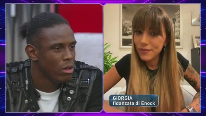 La reazione di Giorgia, fidanzata di Enock al GF Vip sulle insinuazioni di Selvaggia Roma e i baci scambiati con il concorrente | Video Mediaset enock e fidanzata