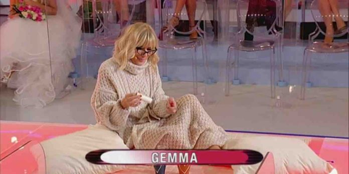 Uomini e Donne, Gemma: “Tina è perfida. Maurizio? mi ha avvolta tutta” | Video Witty Tv Gemma, la sfilata a Uomini e Donne