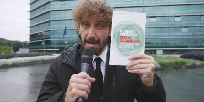 Le Iene, il libro di Roberto Speranza ritirato dal commercio: perchè? | Video Mediaset libro Roberto speranza a Le Iene