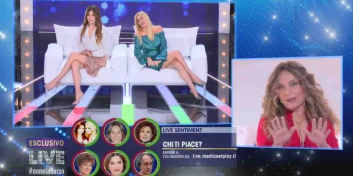 Loredana Lecciso e la sorella Raffaella contro le cinque sfere a Live Non è la D’Urso Loredana Lecciso e la sorella Raffaella contro le sfere a Live non è la d'urso