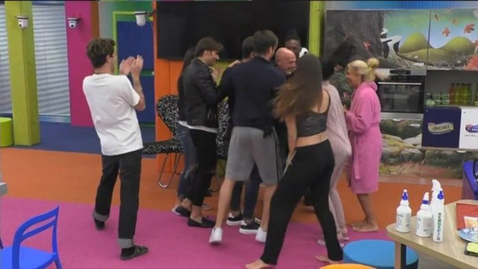 Lo scherzo hot di Dayane e Rosalinda a Paolo Brosio al Grande Fratello Vip 2020 | Video Mediaset scherzo brosio