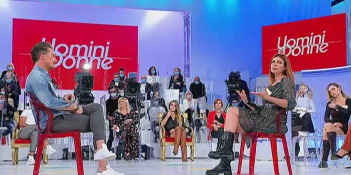 Simone e Claudia a Uomini e Donne: cosa c’è fra loro? I dubbi della dama | Video Witty Tv Simone e Claudia a Uomini e Donne