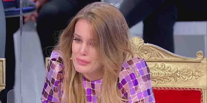 Uomini e Donne, sorpresa per Sophie: la mamma in videochiamata “sei la mia piccola donna” | Video Witty Tv Sophie in lacrime a Uomini e Donne