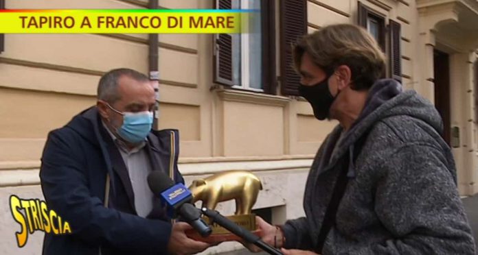 Striscia la Notizia, tapiro d’oro a Franco Di Mare per l’affaire Mauro Corona | Video Mediaset striscia la notizia tapiro