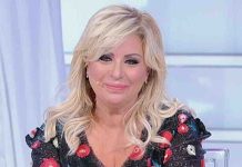 Uomini e Donne, il ritorno di Tina in collegamento da casa: “sto bene” | Video Witty Tv Tina a Uomini e Donne
