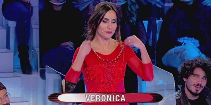 Uomini e Donne, la sfilata di Veronica stile “Pretty Woman” fa discutere | Video Witty Tv Veronica, la sfilata a Uomini e Donne