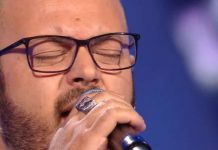 All Together Now, Antonio Marino fa commuovere il muro con Almeno tu nell’Universo | Video Mediaset All Together Now Antonio Marino