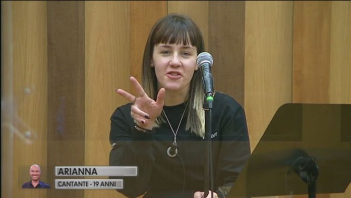 Arianna torna nella scuola di Amici, la punizione è finita ma non ha ancora la maglia | Video Witty Tv Arianna - Amici