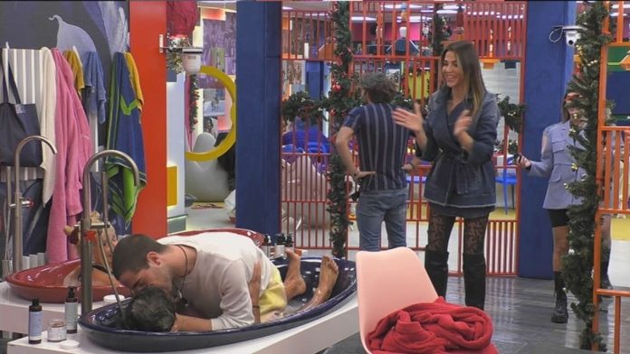Tommaso Zorzi Bacia in bocca Pierpaolo Pretelli, entrando in vasca al Grande Fratello Vip | Video Mediaset Bacio Zorzi pretelli