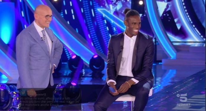 Enock Barwuah in studio dopo l’eliminazione al Grande Fratello Vip | Video Mediaset Enock in studio