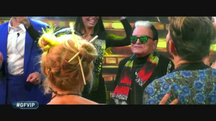 Tutti in pista con Cristiano Malgioglio che fa un ingresso trionfale nella Casa del Grande Fratello Vip | Video Mediaset Zia Malgy fa ballare tutti i vip