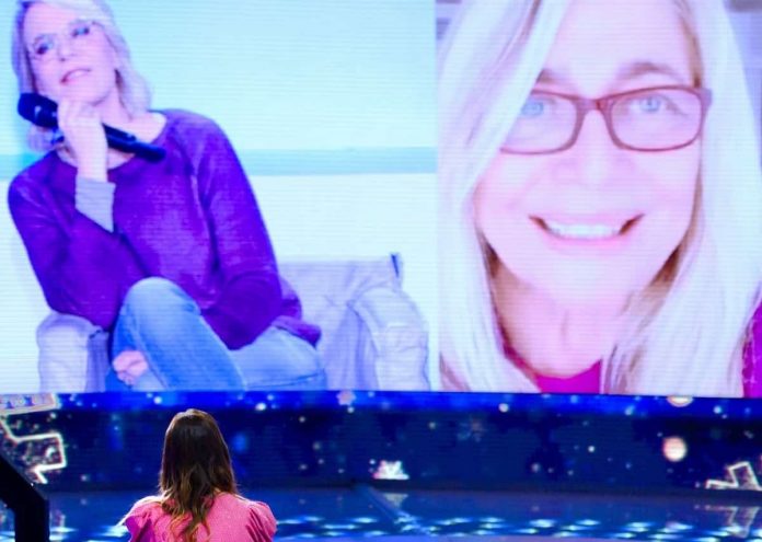 Maria De Filippi a Verissimo: i complimenti a Silvia Toffanin e le scarpe per Emma Marrone | Video Mediaset Maria De Filippi a Verissimo